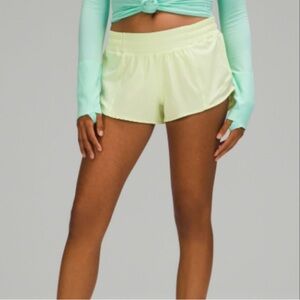 Lululemon hotty hot low rise short 2.5” (Crispin Green)